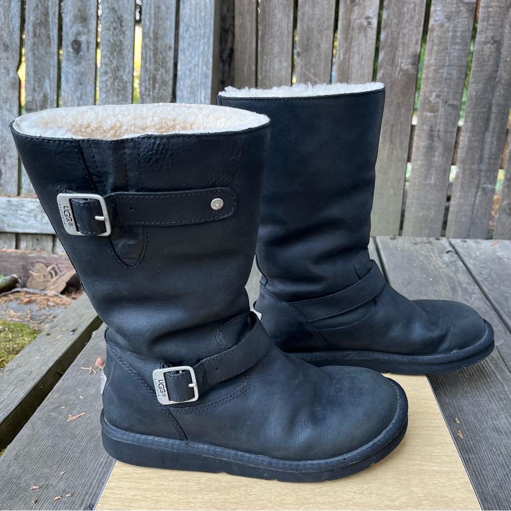 UGG Wm’s Kensington Black Leather Shearling Lined Buckle Boot In Sz 8